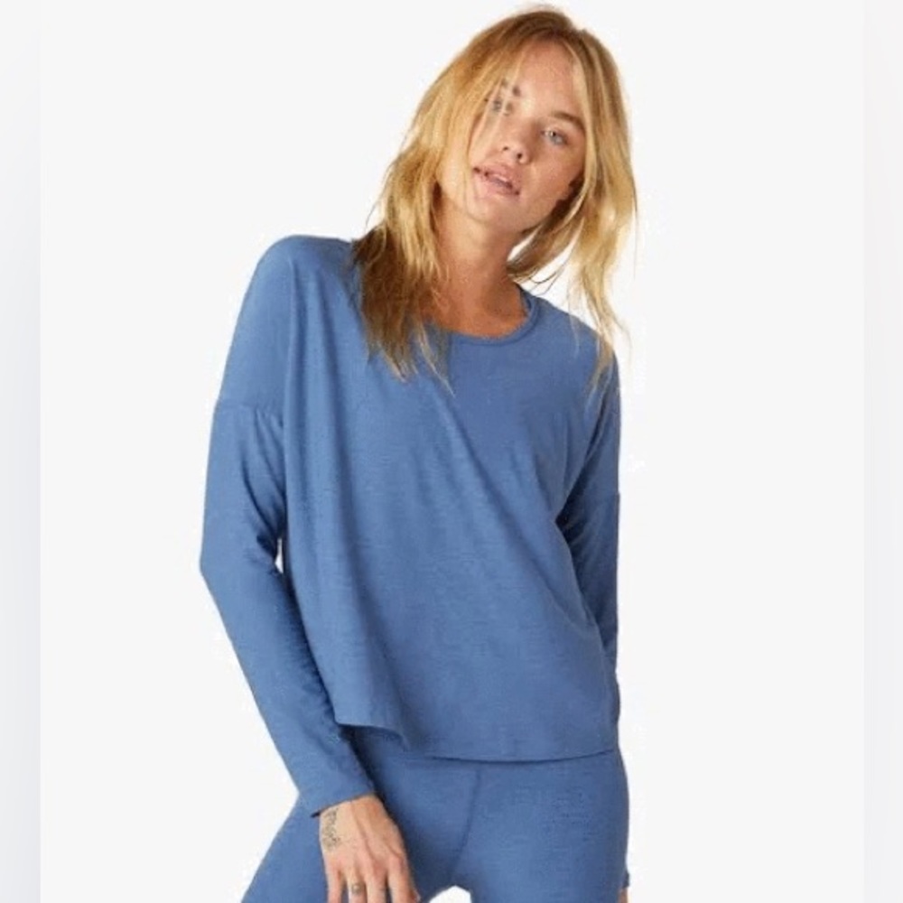 Beyond Yoga Featherweight Morning Light Pullover washed denim
